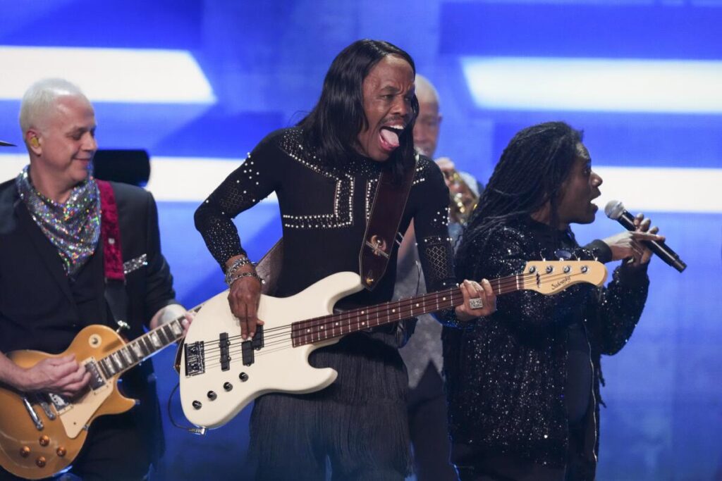 Verdine White, center, with Serg Dimitrijevic, left, and Philip Bailey Jr. of Earth, Wind & Fire.