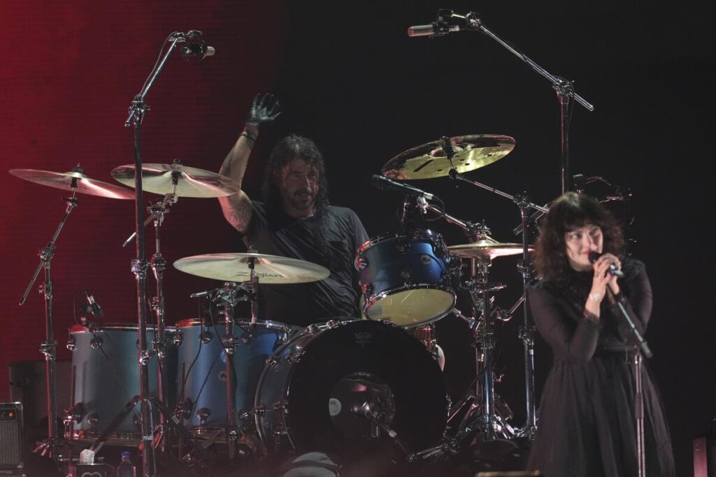 Violet Grohl, performs with Dave Grohl of Nirvana during the FireAid benefit