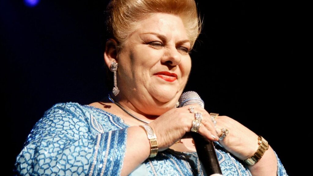 La cantante mexicana Paquita la del Barrio, famosa por sus canciones en las que insulta a los hombres, actúa en los estudios Universal de Hollywwod, California, ayer, 6 de marzo de 2005