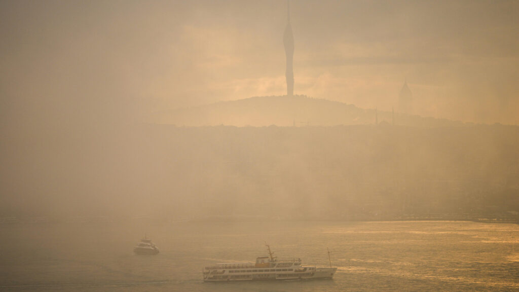 ARCHIV - 12.02.2025, Türkei, Istanbul: Fährschiffe überqueren den Bosporus an einem nebligen Wintermorgen in Istanbul. (zu dpa: «Schiffsverkehr im Bosporus wegen Nebel unterbrochen») Foto: Francisco Seco/AP/dpa +++ dpa-Bildfunk +++