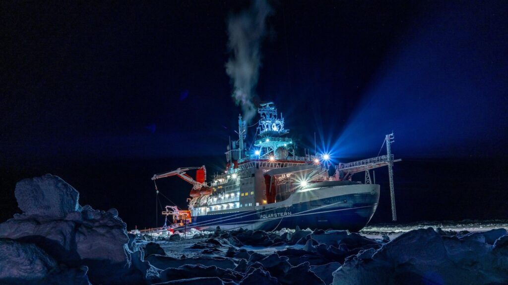 HANDOUT - 24.04.2020, Arktis: Das Forschungsschiff «Polarstern» liegt während der einjährigen «Mosaic»-Expedition in der zentralen Arktis. Acht Monate nach der Rückkehr des Schiffes haben Wissenschaftler erste Erkenntnisse vorgestellt. Demnach hat si