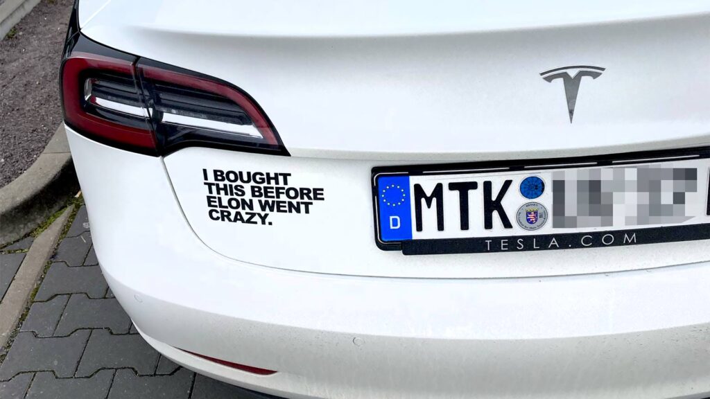 Aufkleber auf einem Tesla mit dem Spruch: "I bought this before Elon went crazy"