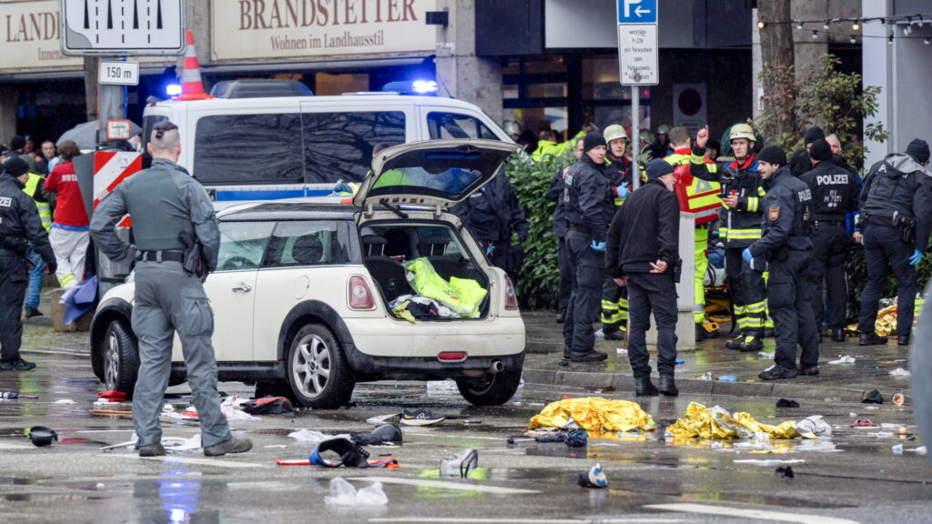 Polizisten untersuchen ein Auto in der Nähe des Einsatzortes.