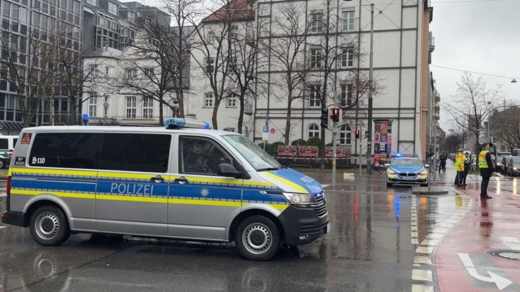 In München ist ein Auto in eine Ansammlung von Streikenden gefahren. Es gibt mindestens 28 Verletzte, darunter Kinder.